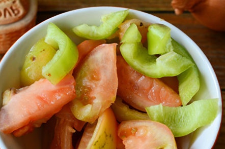 sliced ​​tomatoes and peppers