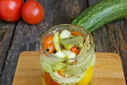 pour the vegetables marinade