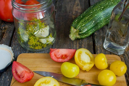 sliced ​​tomatoes