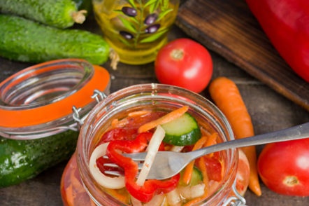 salata s rajčicama i krastavcima