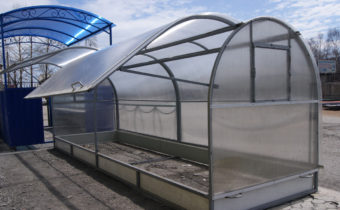 Cellular polycarbonate for greenhouses