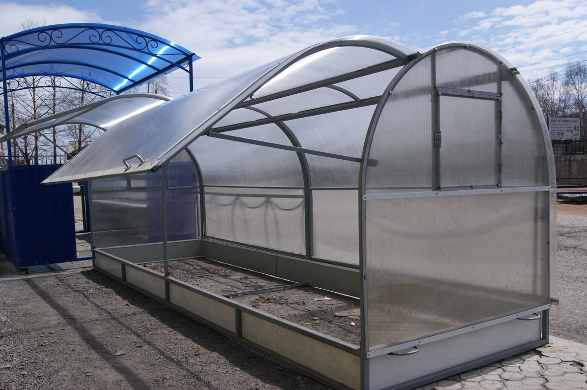 Cellular polycarbonate for greenhouses