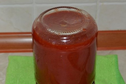 zatvorena posuda s kečapom