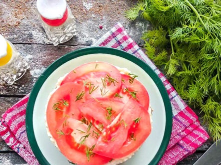 slojevita salata s rajčicama i gljivama