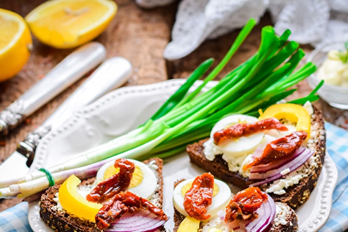 Sandwiches with dried tomatoes