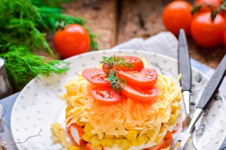 salata s kukuruzom i rajčicom