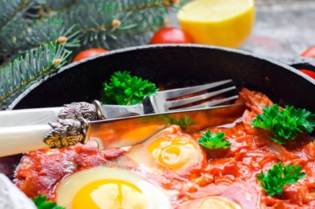 scrambled eggs with tomatoes and peppers
