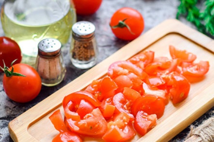 sliced tomatoes