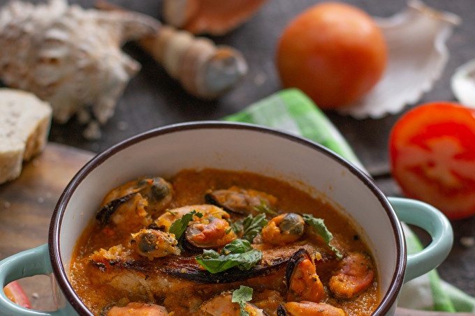 Tomato soup with mussels