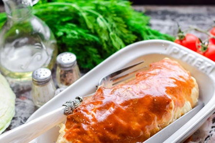 pie with cabbage from the finished puff pastry