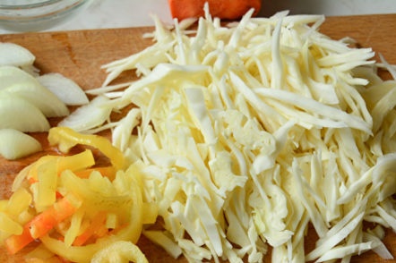 nasjeckati kupus, sjeckati paprike i luk