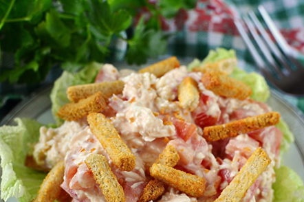 salata od rajčice, češnjaka i krekera