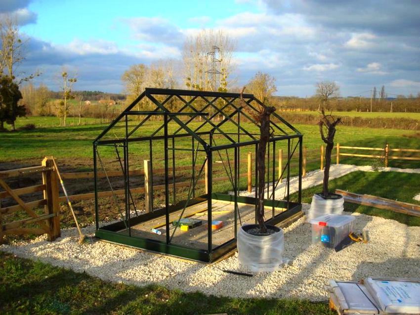Dvukhskatnaya greenhouse of the profile pipe