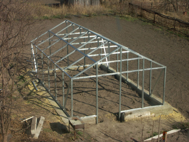 Dvukhskatnaya greenhouse of the profile pipe