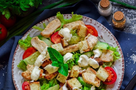 salata od povrća s mesom